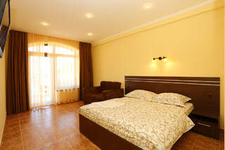 Гостиница Карамель Коктебель Двухместный номер с 1 кроватью и собственной ванной комнатой-1