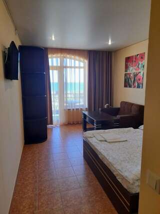 Гостиница Карамель Коктебель Двухместный номер с 1 кроватью и балконом, вид на море-1